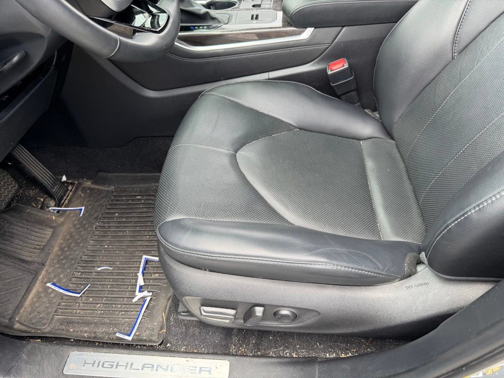 Used 2024 Toyota Highlander Limited FWD image 23