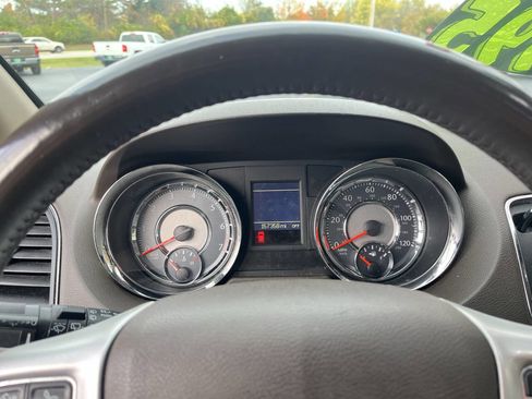 Used 2015 Chrysler Town & Country Touring image 14