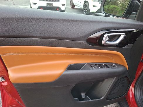 Certified 2024 Jeep Compass Limited image 12