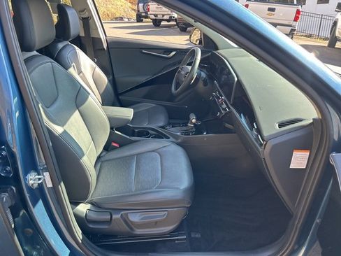 Used 2023 Kia Niro SX Touring image 7