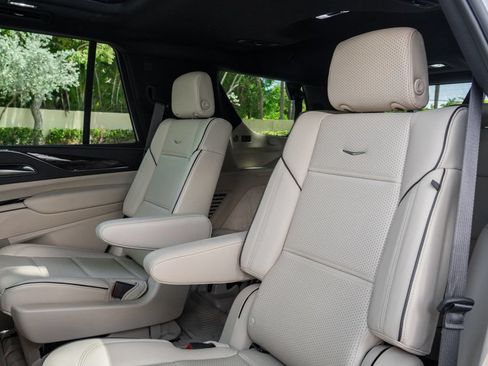 Used 2023 Cadillac Escalade Premium Luxury w/ Performance Package AWD/4WD image 23