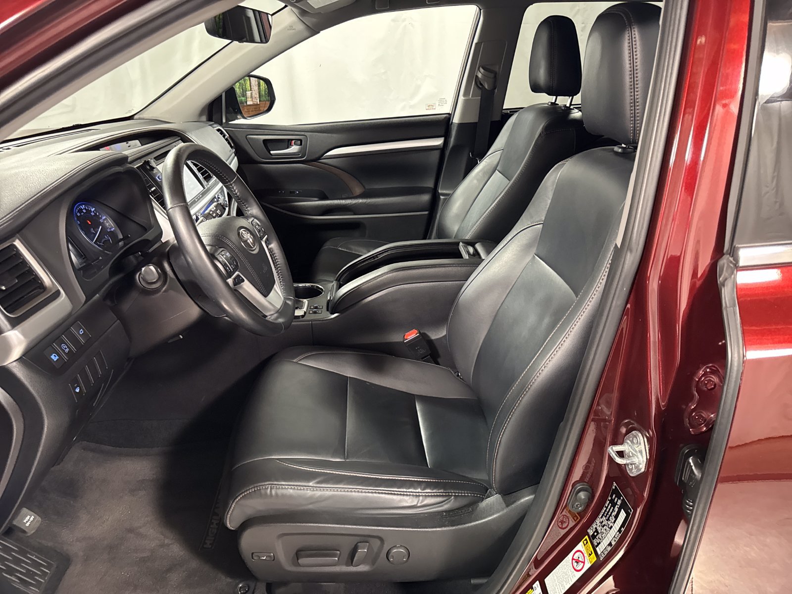 Used 2019 Toyota Highlander XLE w/ Carpet Mat Package (TMS) AWD/4WD image 3
