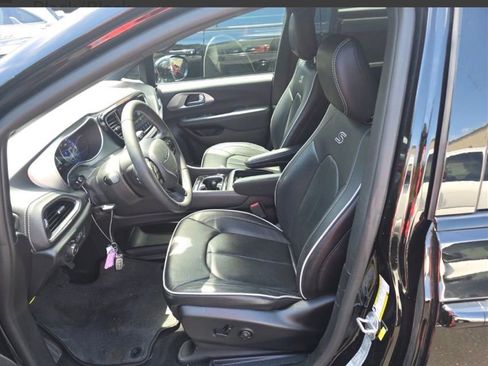 Used 2025 Chrysler Pacifica Limited FWD image 13