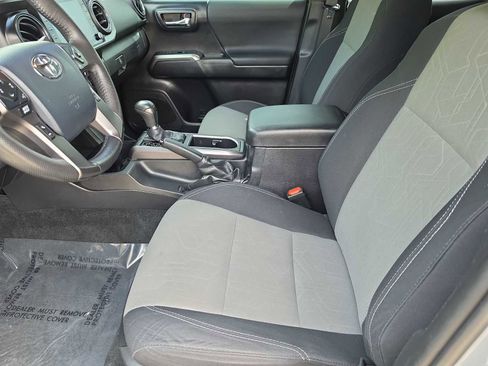 Used 2020 Toyota Tacoma TRD Sport w/ Technology Package image 14