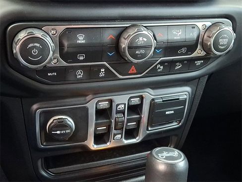 Used 2018 Jeep Wrangler Unlimited Sahara image 15