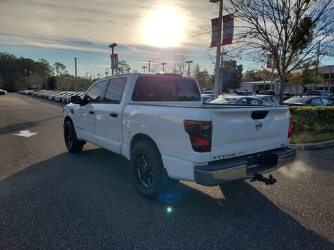 Used 2017 Nissan Titan SV image 3