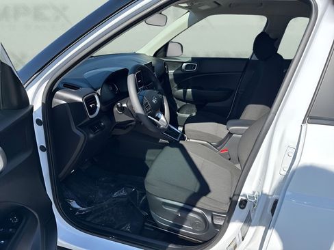 Used 2025 Hyundai Venue SE image 9