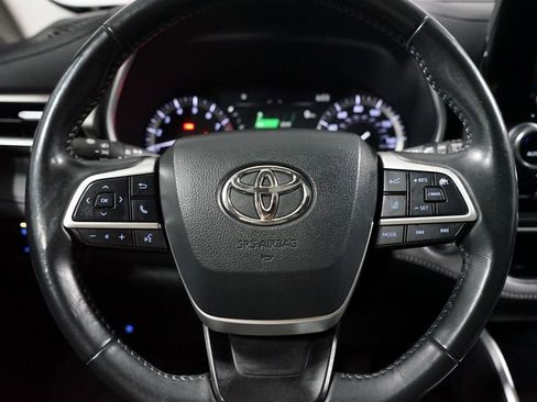 Used 2022 Toyota Highlander XLE image 12