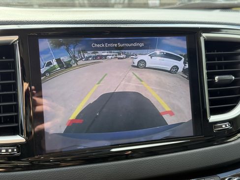 Used 2023 Chrysler Pacifica Touring-L image 21