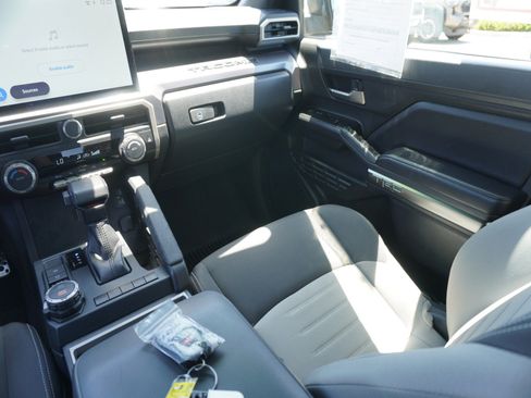 Used 2025 Toyota Tacoma TRD Sport AWD/4WD image 19