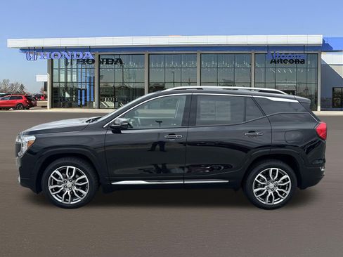 Used 2024 GMC Terrain Denali w/ Denali Premium Package AWD/4WD image 2