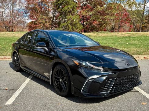 Used 2025 Toyota Camry SE image 5