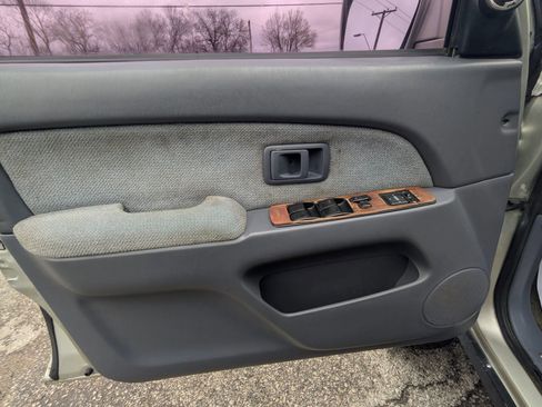 Used 2000 Toyota 4Runner SR5 AWD/4WD image 9
