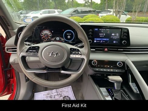 Used 2022 Hyundai Elantra SEL w/ Convenience Package FWD image 8