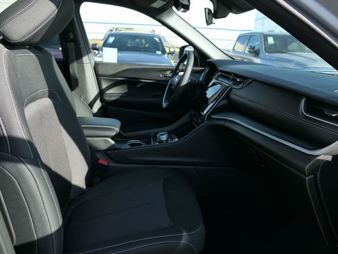 Used 2025 Jeep Grand Cherokee Laredo X w/ Luxury Tech Group I image 23