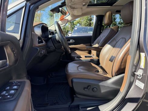 Used 2017 Chrysler Pacifica Limited FWD image 19