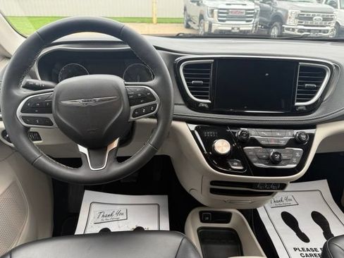 Used 2023 Chrysler Pacifica Touring-L FWD image 4