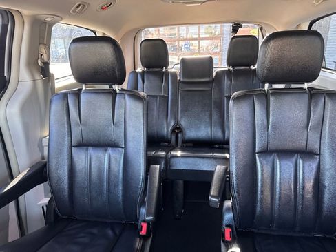 Used 2015 Chrysler Town & Country Touring FWD image 41