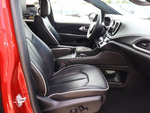 Used 2025 Chrysler Pacifica Limited FWD image 29