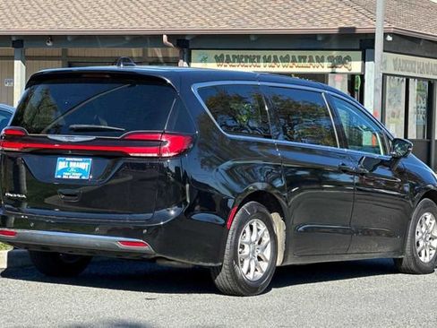 Used 2024 Chrysler Pacifica Touring-L image 3