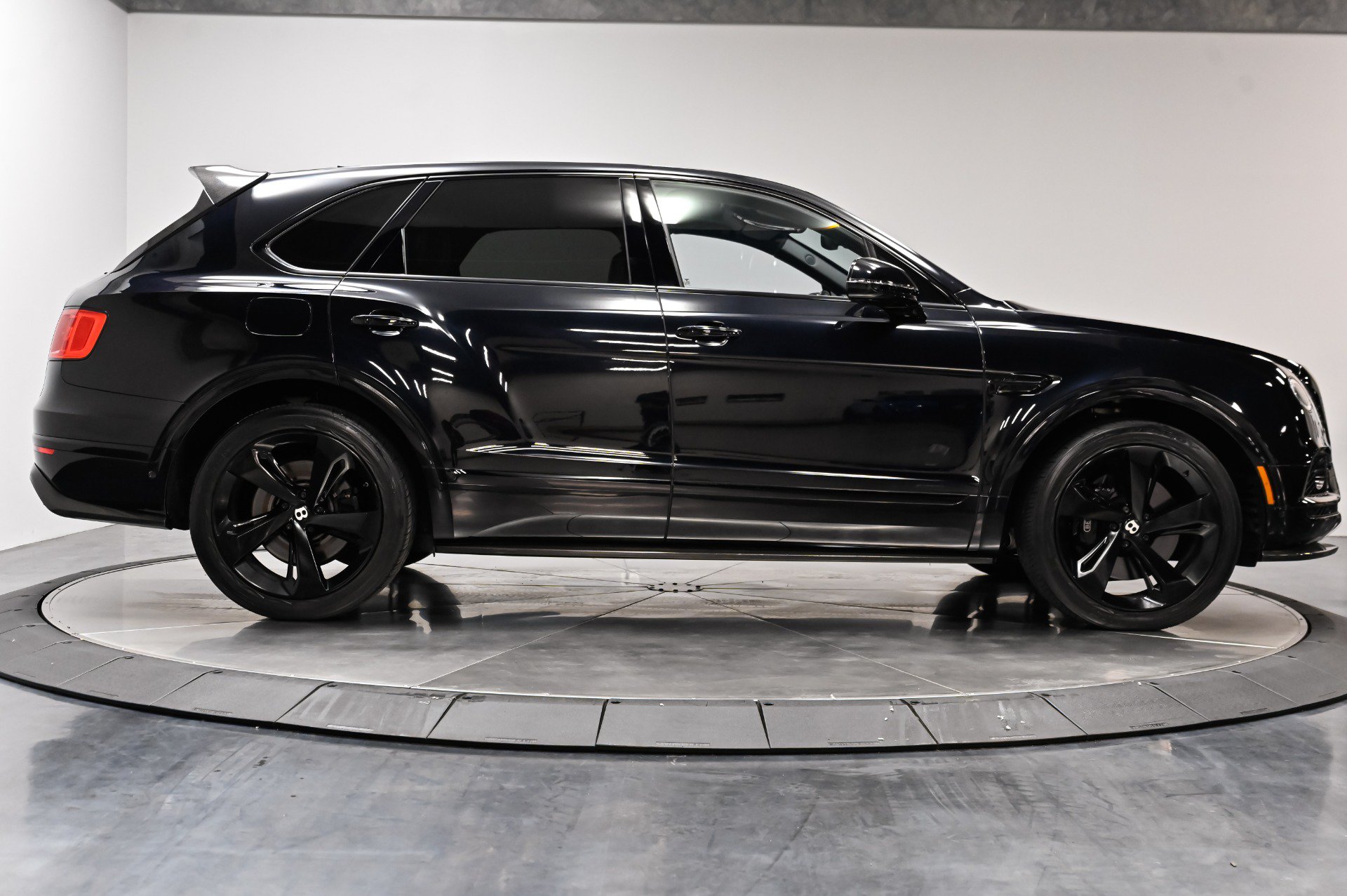Used 2018 Bentley Bentayga w/ Black Specification AWD/4WD image 17