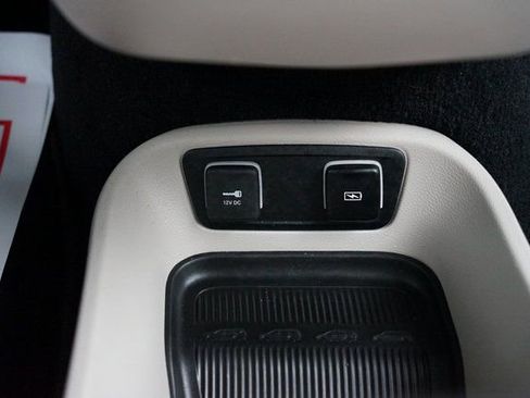 Used 2021 Chrysler Pacifica Touring-L image 18