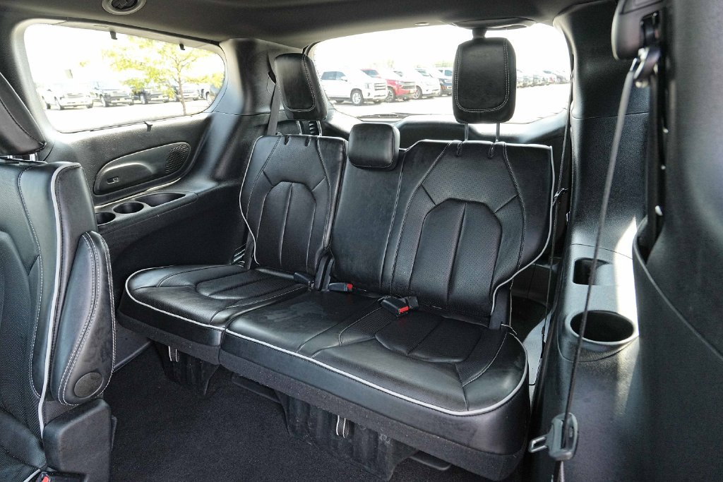 Used 2025 Chrysler Pacifica Limited FWD image 21