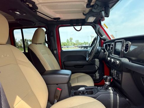 Used 2018 Jeep Wrangler Unlimited Sahara AWD/4WD image 15