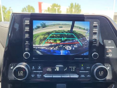 Used 2021 Toyota Highlander XLE AWD/4WD image 29