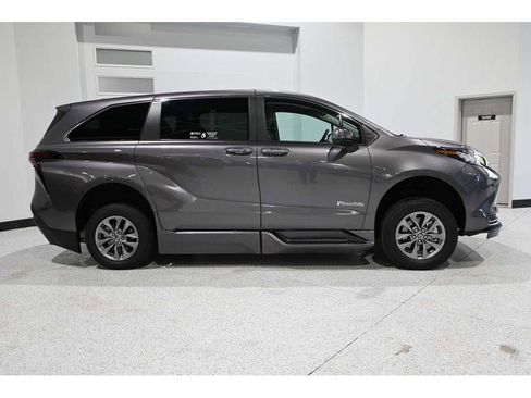 Used 2023 Toyota Sienna LE FWD image 5