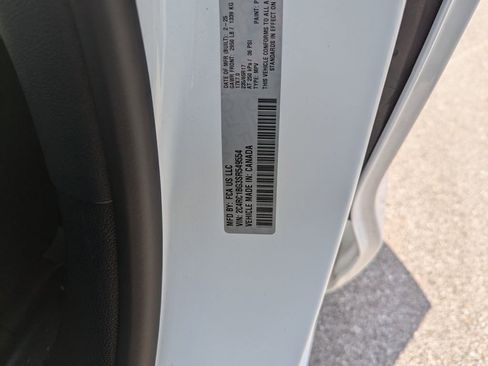 New 2025 Chrysler Pacifica Select image 40