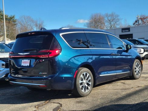 Used 2023 Chrysler Pacifica Pinnacle image 5