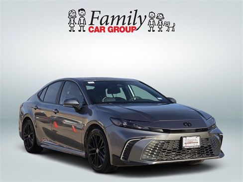 Used 2025 Toyota Camry SE w/ Convenience Package image 2