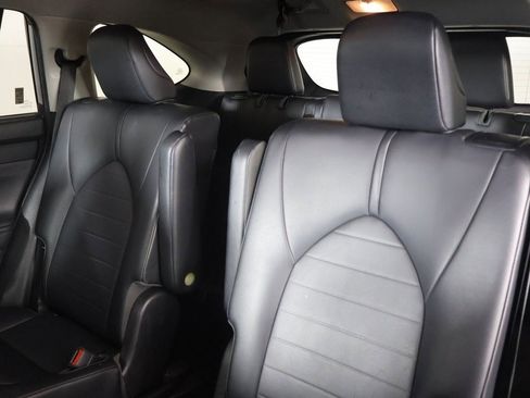 Used 2020 Toyota Highlander XLE image 34
