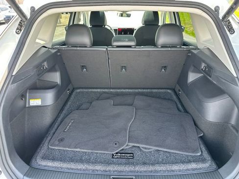 Used 2025 Volkswagen Tiguan SE w/ Panoramic Sunroof Package AWD/4WD image 13