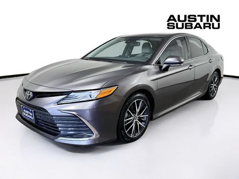 Used 2021 Toyota Camry XLE FWD image 3
