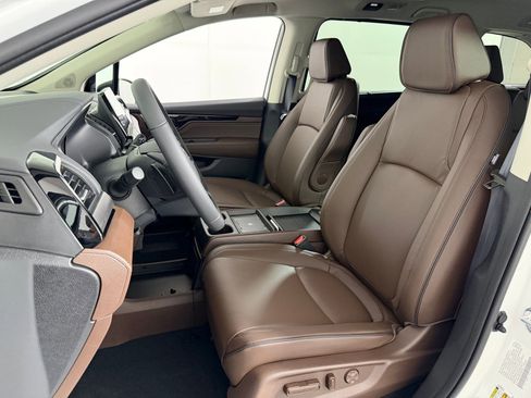 New 2026 Honda Odyssey Touring image 4
