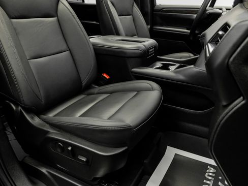 Used 2024 Chevrolet Tahoe Z71 w/ Luxury Package image 31