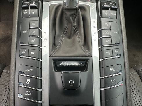 Certified 2019 Porsche Macan S AWD/4WD image 32