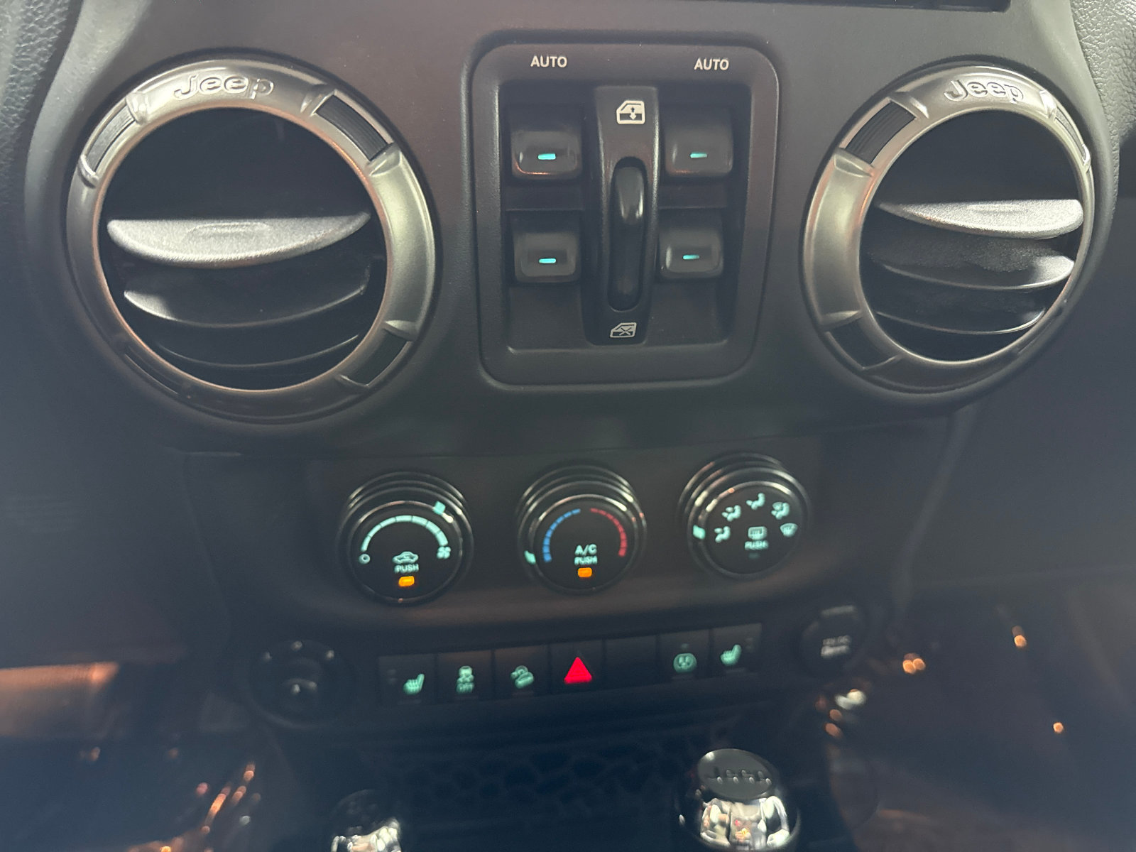 Used 2018 Jeep Wrangler Unlimited Sahara AWD/4WD image 28