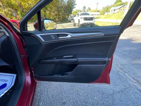 Used 2018 Ford Fusion SE w/ Fusion SE Technology Package image 27