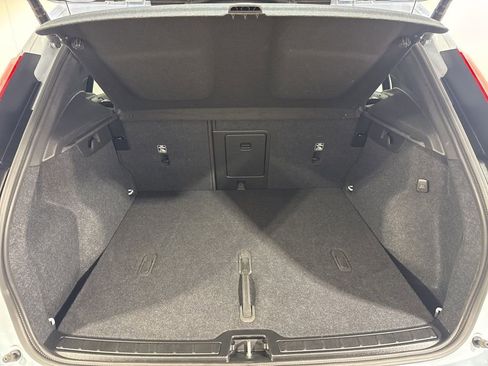 Used 2025 Volvo XC40 B5 Plus image 29