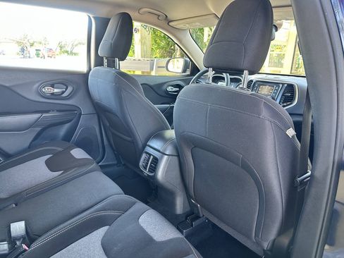 Used 2015 Jeep Cherokee Sport FWD image 17