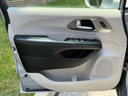 Used 2020 Chrysler Pacifica Touring-L FWD image 38