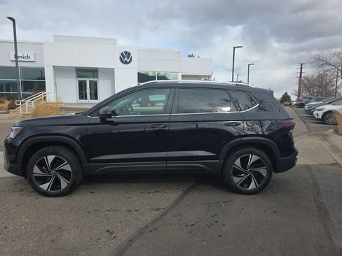 Certified 2025 Volkswagen Taos SE image 4