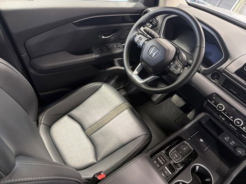 Used 2025 Honda Pilot Touring image 9
