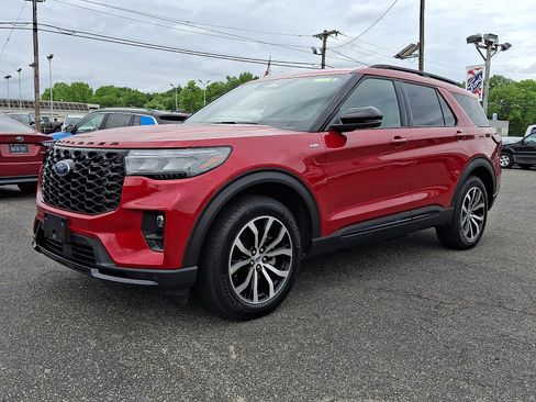Certified 2025 Ford Explorer ST-Line AWD/4WD image 3