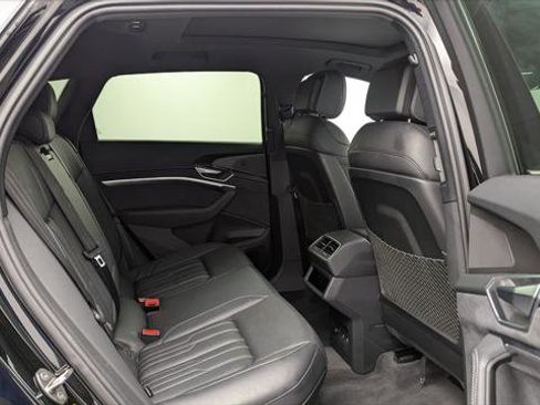 Used 2022 Audi e-tron S Premium Plus image 18