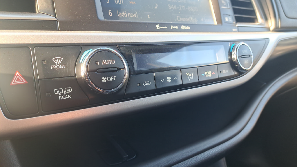 Used 2018 Toyota Highlander SE AWD/4WD image 23