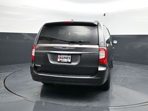 Used 2016 Chrysler Town & Country Touring-L w/ Driver Convenience Group image 8